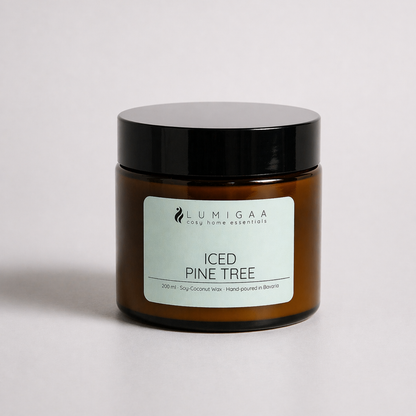 Duftkerze im Glas mit schwarzem Deckel, Duft Iced Pine Tree
