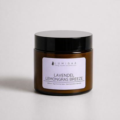Duftkerze im Glas mit schwarzem Deckel, Duft Lavendel Lemongras Breeze