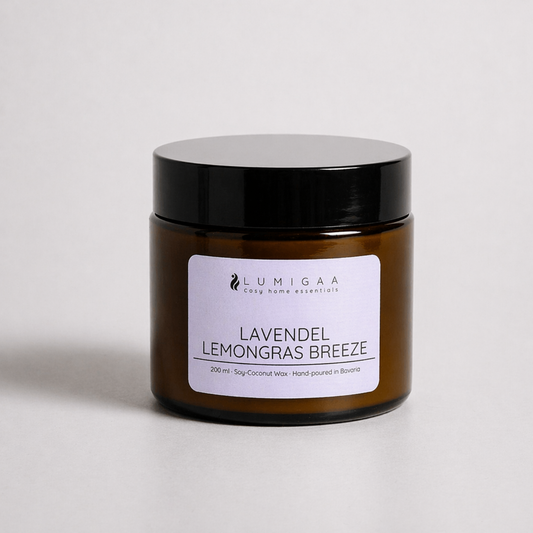 Duftkerze im Glas mit schwarzem Deckel, Duft Lavendel Lemongras Breeze