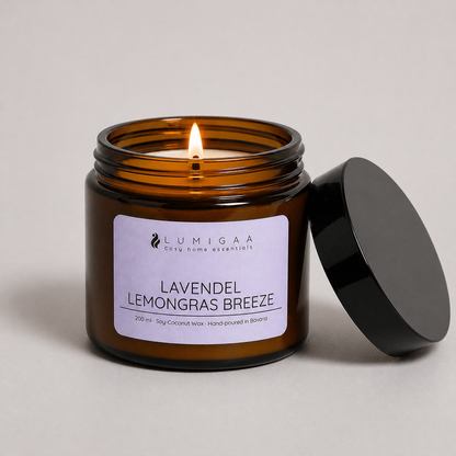 brennende Duftkerze im Glas, Duft Lavendel Lemongras Breeze
