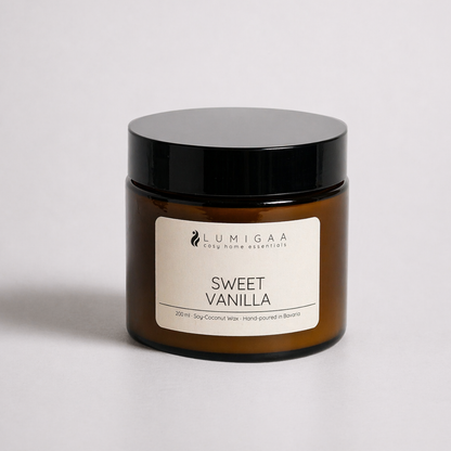 Duftkerze im Glas mit schwarzem Deckel, Duft Sweet Vanilla