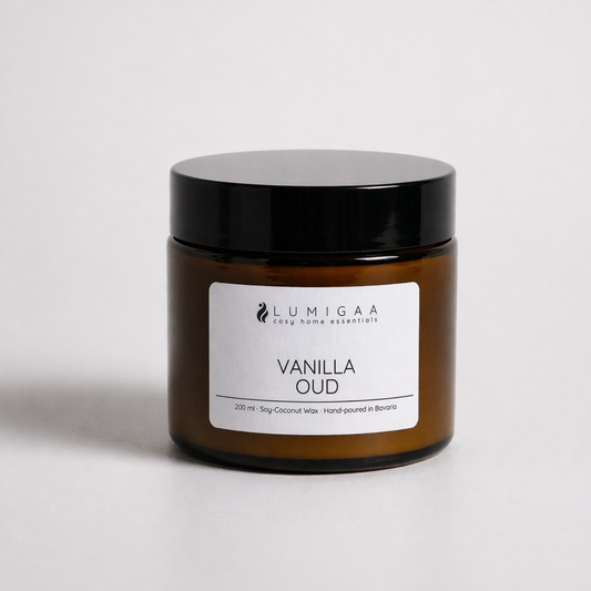Duftkerze im Glas mit schwarzem Deckel, Duft Vanilla Oud