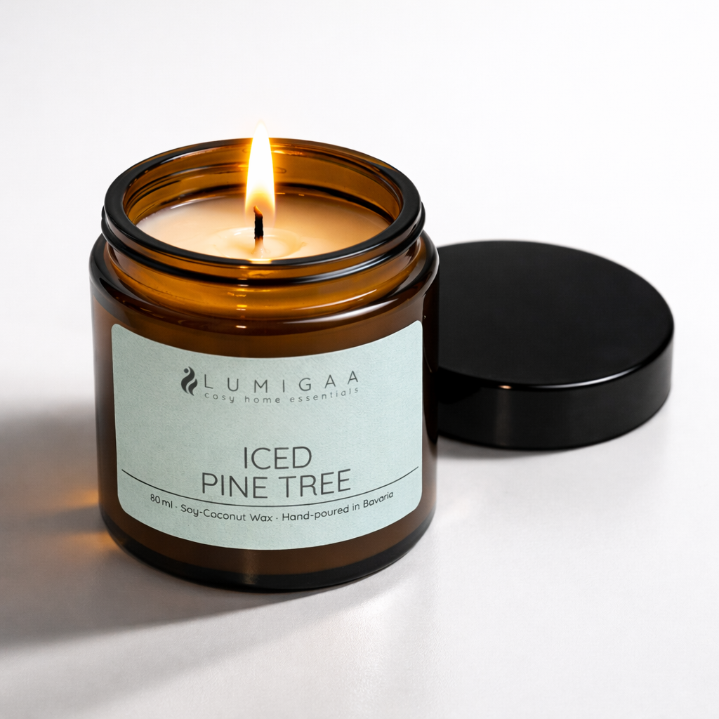 brennende Duftkerze im Glas, Duft Iced Pine Tree