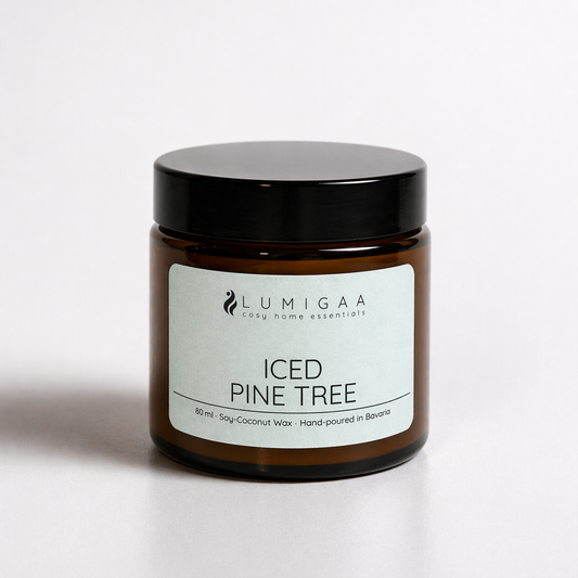 Duftkerze im Glas mit schwarzem Deckel, Duft Iced Pine Tree